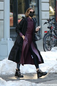 olivia-palermo-out-in-dumbo-brooklyn-02-10-2021-2.jpg