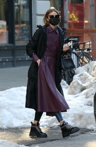 olivia-palermo-out-in-dumbo-brooklyn-02-10-2021-3.jpg