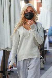 pia-mia-perez-and-inanna-sarkis-out-in-beverly-hills-02-18-2021-10.jpg