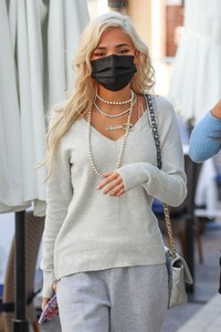 pia-mia-perez-and-inanna-sarkis-out-in-beverly-hills-02-18-2021-6.jpg