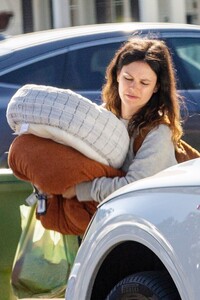 rachel-bilson-in-a-grey-sweats-north-hollywood-02-08-2021-2.jpg
