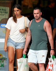 samantha-harris-leaves-a-supermarket-in-sydney-02-11-2021-6.jpg