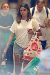 samantha-harris-leaves-a-supermarket-in-sydney-02-11-2021-7.jpg