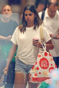 samantha-harris-leaves-a-supermarket-in-sydney-02-11-2021-8.jpg