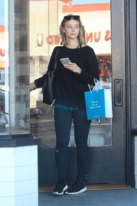 sarah-gadon-out-shopping-in-hollywood-4.jpg