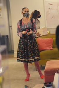 sarah-jessica-parker-at-her-store-in-new-york-02-20-2021-5.jpg