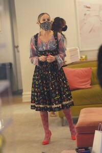 sarah-jessica-parker-at-her-store-in-new-york-02-20-2021-6.jpg