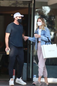 tori-parver-shopping-at-switch-boutique-in-bel-air-02-15-2021-0.jpg