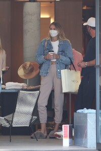 tori-parver-shopping-at-switch-boutique-in-bel-air-02-15-2021-1.jpg