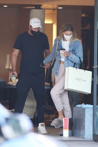 tori-parver-shopping-at-switch-boutique-in-bel-air-02-15-2021-2.jpg