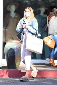 tori-parver-shopping-at-switch-boutique-in-bel-air-02-15-2021-5.jpg