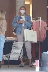tori-parver-shopping-at-switch-boutique-in-bel-air-02-15-2021-6.jpg