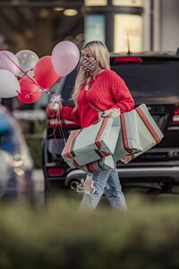 tori-spelling-shopping-for-valentine-s-day-gifts-in-calabasas-02-13-2021-0.jpg
