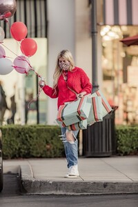 tori-spelling-shopping-for-valentine-s-day-gifts-in-calabasas-02-13-2021-2.jpg