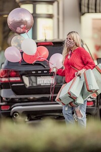 tori-spelling-shopping-for-valentine-s-day-gifts-in-calabasas-02-13-2021-3.jpg