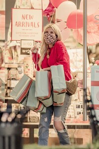 tori-spelling-shopping-for-valentine-s-day-gifts-in-calabasas-02-13-2021-4.jpg