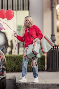 tori-spelling-shopping-for-valentine-s-day-gifts-in-calabasas-02-13-2021-6.jpg