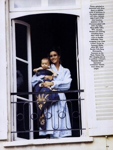 von_Unwerth_US_Vogue_January_1991_04.thumb.jpg.8eca9e6287e2611599eabeef84da36af.jpg