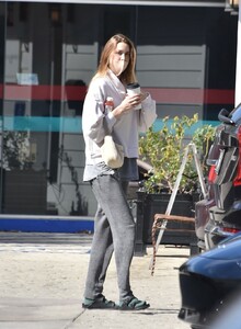 whitney-port-out-on-valentine-s-day-in-studio-city-02-14-2021-1.thumb.jpg.96bc6111fa08e62caede7401179ed030.jpg