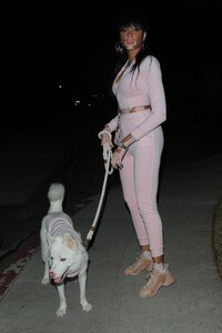 winnie-harlow-stroll-with-her-dog-in-la-02-01-2021-2.jpg