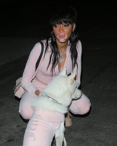 winnie-harlow-stroll-with-her-dog-in-la-02-01-2021-7.jpg