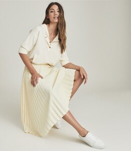 -womens-molly-sporty-pleat-midi-s-in-yellow-gold-3.thumb.jpg.f3fb1bbec0c1b40b66f852d715d133e3.jpg