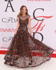 052081298_Maya_Thurman_Hawke_CFDA_Awards7_122_362lo.jpg