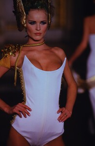 1029925081_GivenchyCoutureSpring1997(34).thumb.jpg.aa7da6d2aa73d6b2ad26cdf8cee35f0f.jpg