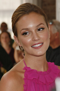 Leighton+Meester+Julie+Haus+Fashion+Show+-jadHO2Umojx.jpg