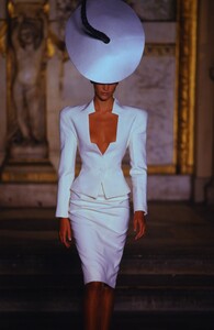 1132966948_GivenchyCoutureSpring1997(4).thumb.jpg.32dd8b069040133fae90a23f21cba7c9.jpg