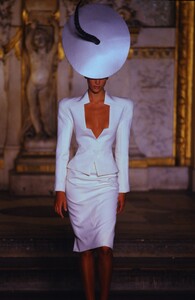 1144566141_GivenchyCoutureSpring1997(3).thumb.jpg.3201199d176ebccc06be6b62ec6fc0aa.jpg