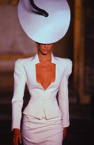 1156267458_GivenchyCoutureSpring1997(1).thumb.jpg.c969518519a05472338ac73c9346c1ef.jpg