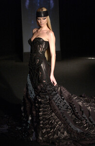 1197259639_GianniVersace2003HauteCouture18.thumb.jpg.c10c9af14e430ef631514bd28aef636c.jpg