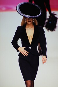 Yves-Saint-Laurent-Fall-1995 (18).jpg