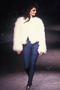 1230047711_AlexanderMcQueen1997WomenRTW33.thumb.jpg.00ab08b3aef0011e7d536067ebc6dcd9.jpg