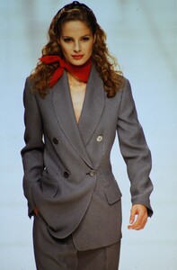 1248567382_emporio-armani-fall-1995(21).thumb.jpg.01580d30457e33d61fedd93a2ba6cf48.jpg