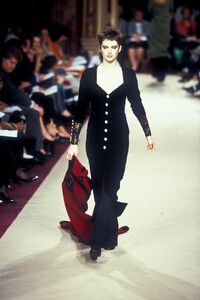 1300384203_EmanuelUngaro1996HauteCouture48.thumb.jpg.f5a4c27a38bc6ce94dd8eb45715b65a0.jpg