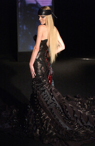 1507664994_GianniVersace2003HauteCouture20.thumb.jpg.b00c3bdb172bc54f8a307e05380a5bdc.jpg