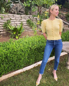 emmaroberts___CAN7KJDgMKU___ (1).jpg