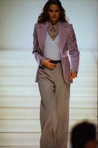 1541827608_emporio-armani-fall-1995(26).thumb.jpg.b0815d664e93638074a651aca9a73f72.jpg