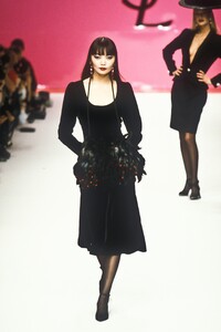 155973425_YvesSaintLaurent1995WomenRTW74.thumb.jpg.301846b10469b96dc4de3f8977f8457e.jpg