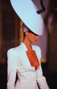 1580023236_GivenchyCoutureSpring1997(7).thumb.jpg.c046ad318e08852056dfa206af51fbd5.jpg