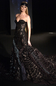 1599279662_GianniVersace2003HauteCouture17.thumb.jpg.797bc4695303b6fbc7654555e052933f.jpg