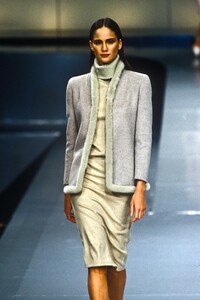 1651983011_Valentino1998WomenRTW39.thumb.jpg.540ffb00561a13714c90ca0a05c9bed1.jpg