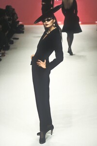 1652732427_YvesSaintLaurent1995WomenRTW65.thumb.jpg.ba4047b4a756ad47caa898a871d113ff.jpg