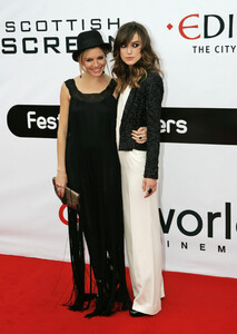 16652_Celebs4ever-com_Sienna_Miller_and_Keira_K_The_Edge_of_Love_premiere_Edinburgh_June_18_2008-04_122_556lo.jpg