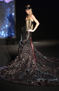 1669631815_GianniVersace2003HauteCouture15.thumb.jpg.a67fa129446312a48a34e7ef79777f84.jpg