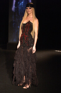 168147312_GianniVersace2003HauteCouture2.thumb.jpg.7536ee40c9a5f7a5fff1c86e8214ff66.jpg