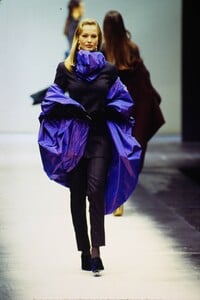 1707688894_gianfranco-ferre-fw-1993(1).thumb.jpg.8e992a136c8b69147674a1e307692e7b.jpg