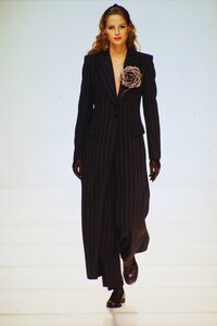 1730276388_emporio-armani-fall-1995(27).thumb.jpg.58dc1110fe11bd785eb178ccb5bfd02b.jpg